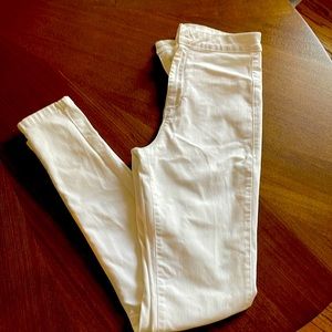 White denim skinny jeans. Size 6.